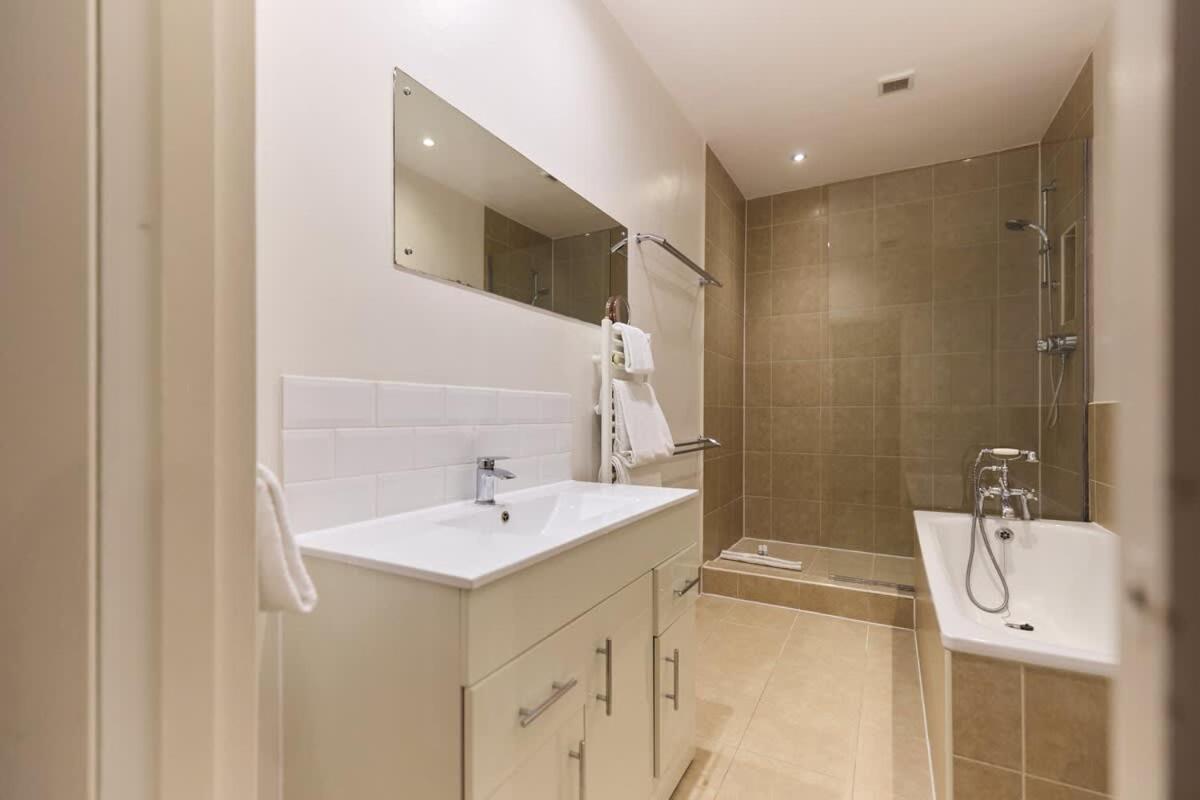 The West Kensington Hideout - Cozy 2bdr Flat With Garden *